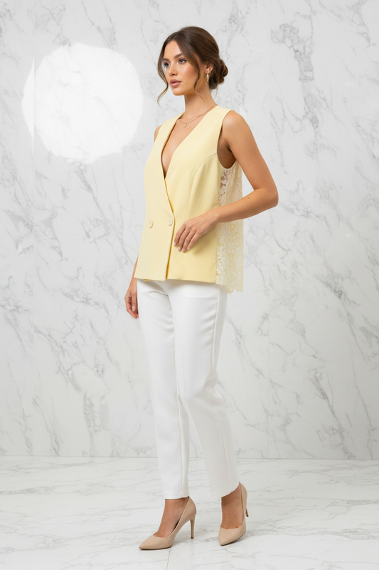 Débardeur Just Woman — modelfoto, lichtgele mouwloze top gedragen door model