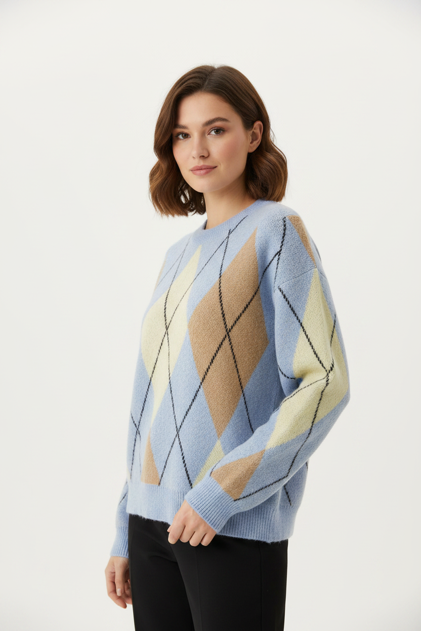 Model draagt lichtblauwe argyle gebreide trui Just Woman met ruitjespatroon