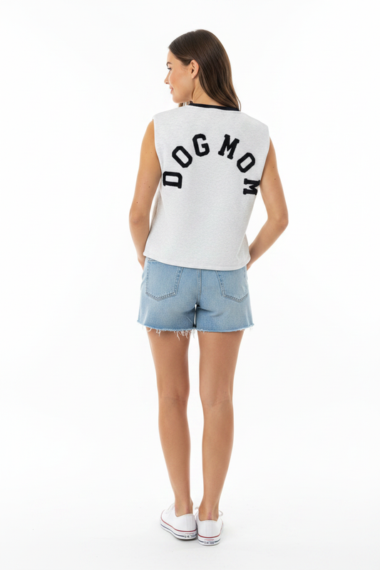 Model draagt het Shirt J&L Dog Mom in wit met zwarte print op de rug
