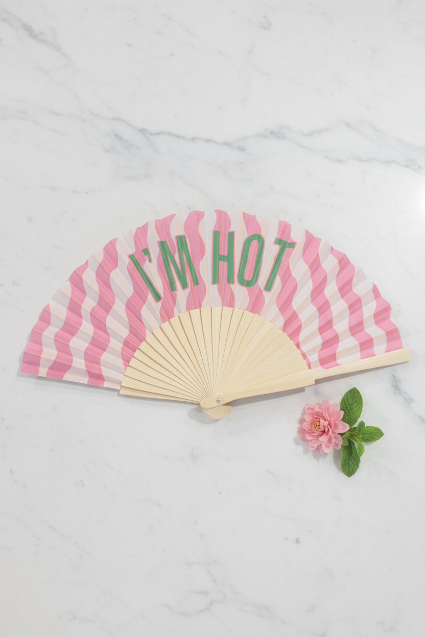 Roze golvende waaier I'm Hot met groene tekst en bamboe handvat