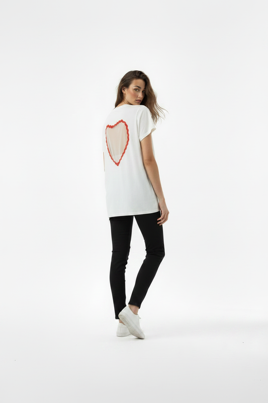 Model draagt Shirt Made in Italy Love — oversized off-white T-shirt met rode hartprint op de rug