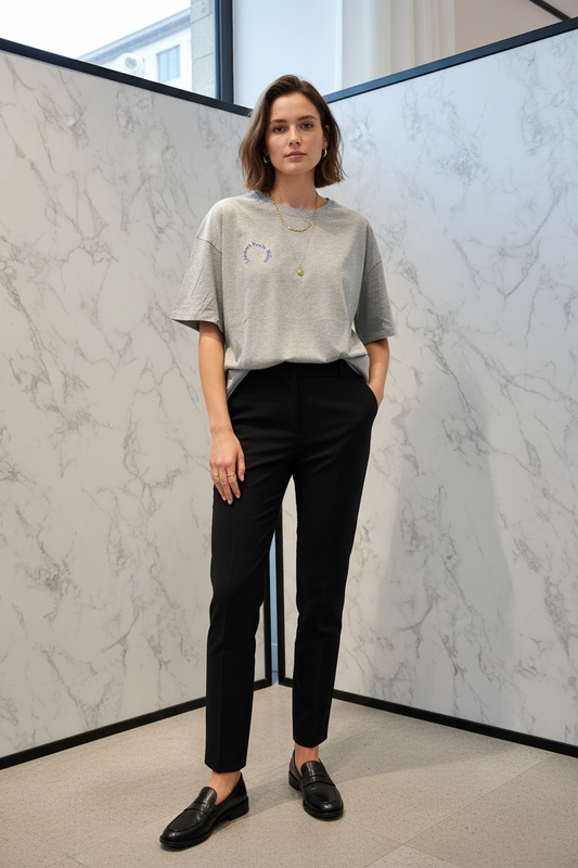 Model in T-shirt Gimme London Paris Milan grijs gemêleerd — editorial stijl