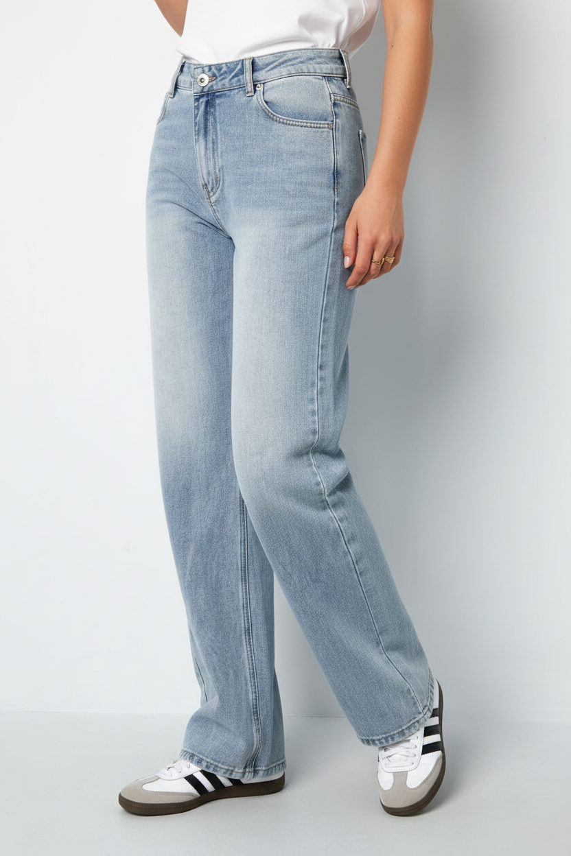 Model draagt denim zip-up jeans - andere hoek