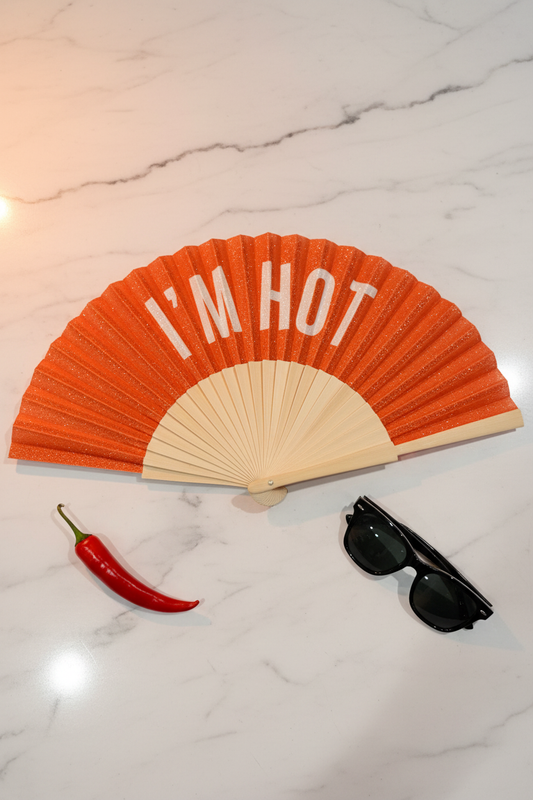 Oranje glitterwaaier I'm Hot met witte tekst en bamboe handvat