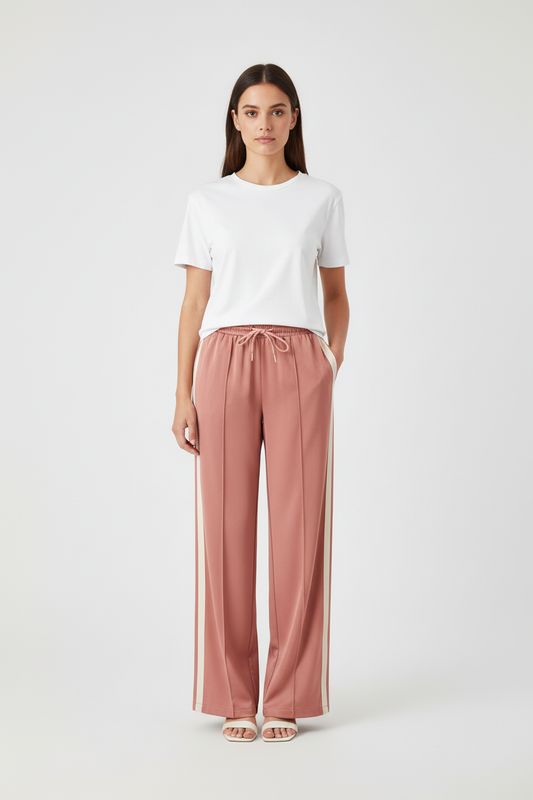 Model draagt satijnen broek met strepen - andere hoek