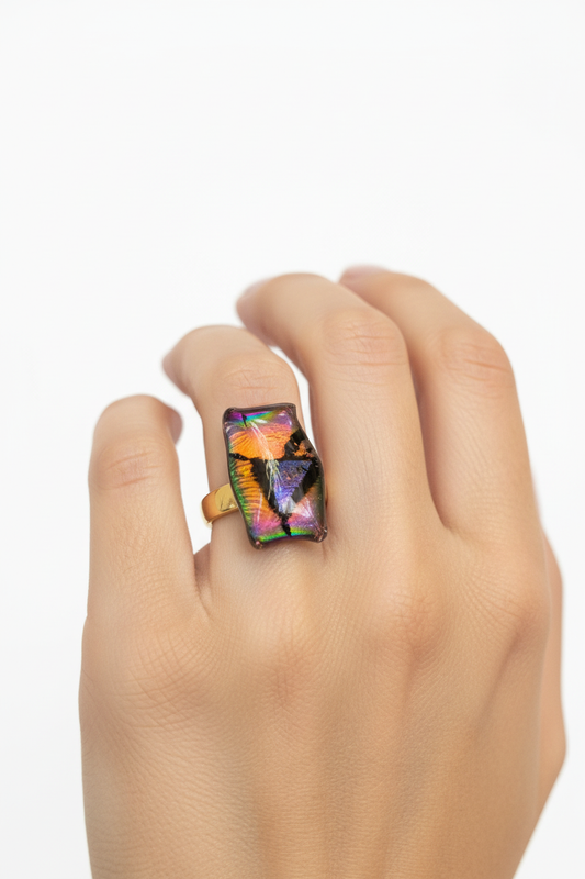 Mimosa ring op hand - productfoto witte achtergrond