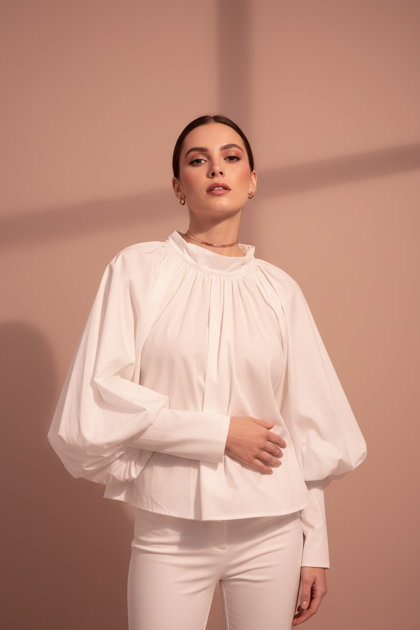 Model in Top Open Rug Rosane - voorkant editorial stijl