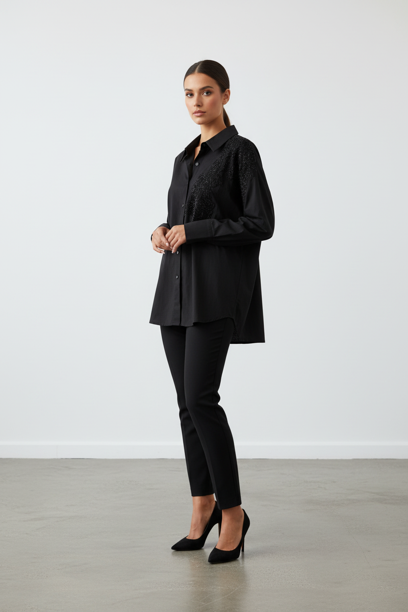 Model draagt Majoe blouse - elegante look