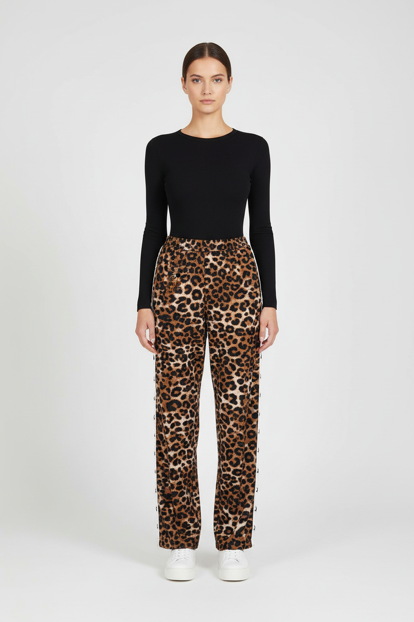 Model draagt wild leopard pants met strepen - andere hoek