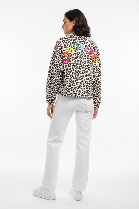 Model draagt het GOODVIBES Oversized Sweatshirt in luipaardprint met kleurrijk geborduurd logo op de rug
