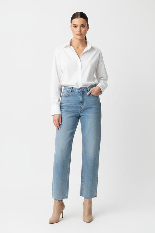 Model draagt lichtblauwe straight-leg jeans Gimme cut off