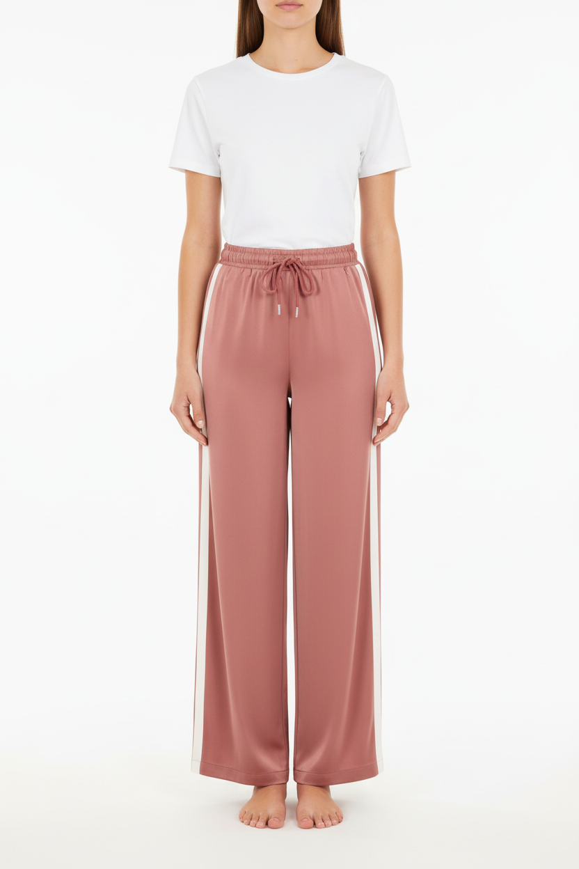 Model draagt satin pants stripe - volledige weergave