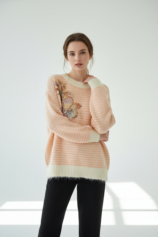 Model draagt roze fluffy trui JS Millenium met gouden pailletten bloem en franjes