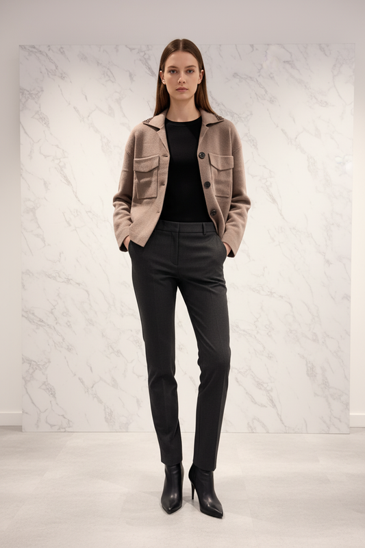 Vest C&S in camel gedragen door een model, editorial stijl
