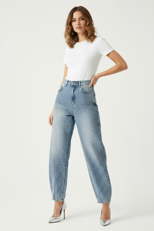 Model draagt lichtblauwe glitter balloon pants jeans van Miss Bon met all-over strass patroon