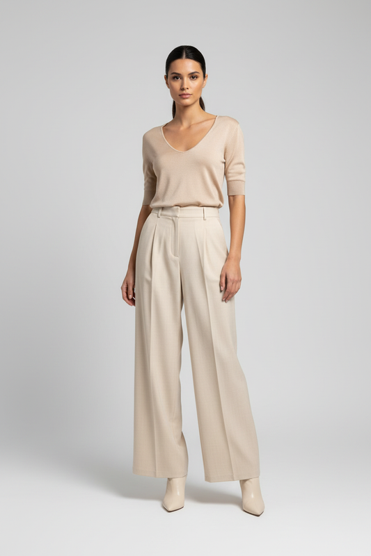 Model draagt crème geklede wide-leg broek Lulumary