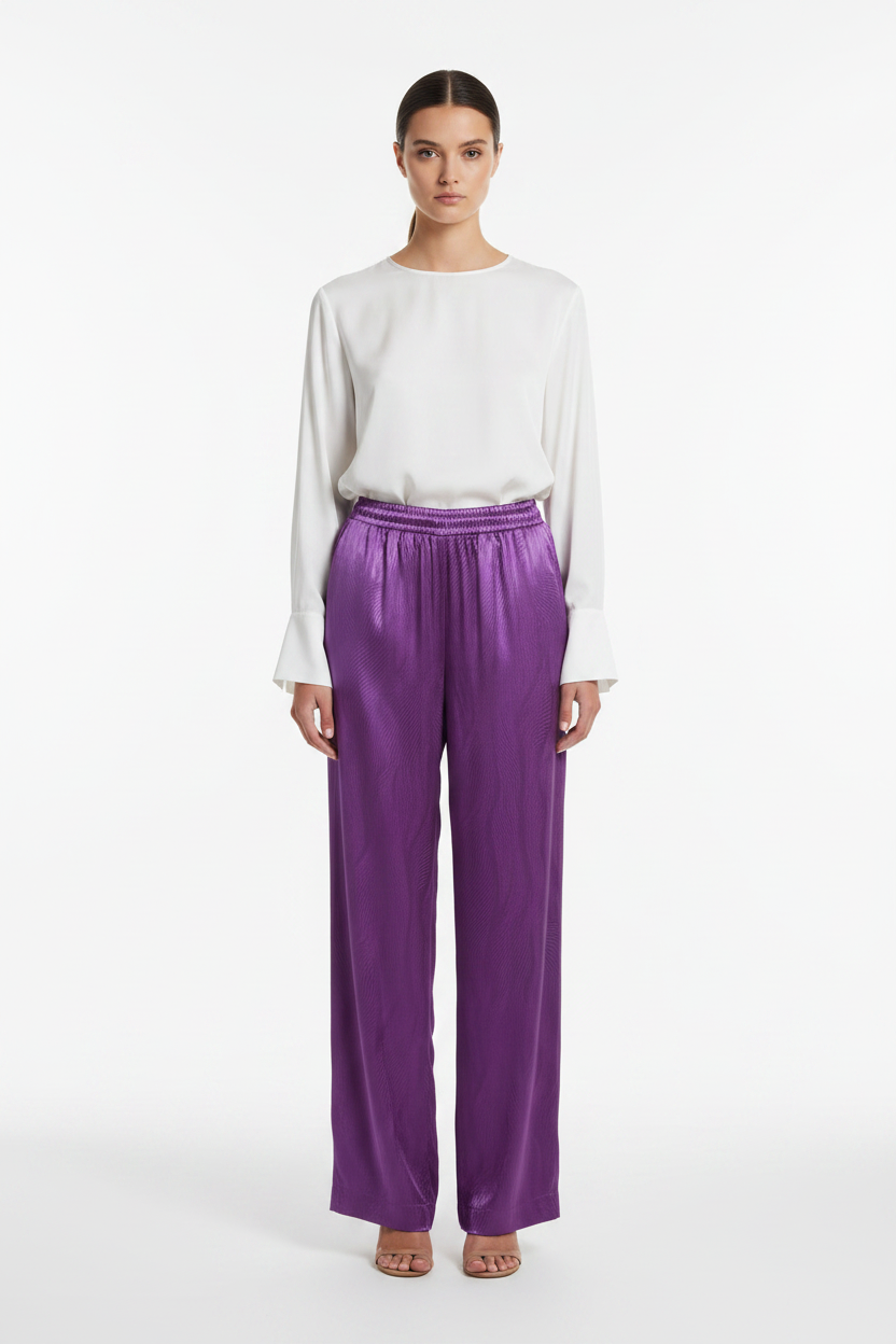 Model draagt paarse wide-leg broek YEHWANG