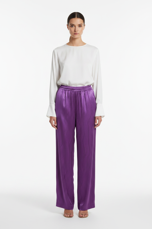Model draagt paarse wide-leg broek YEHWANG