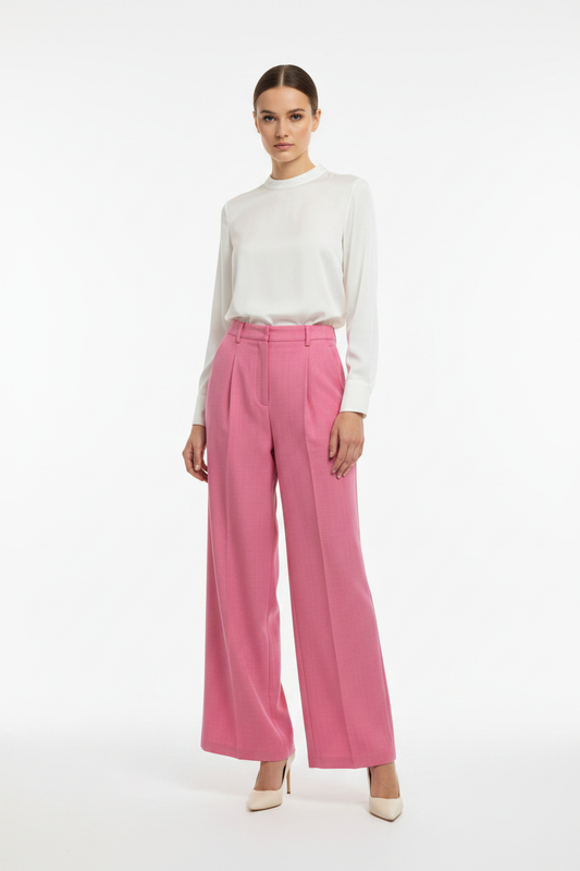 Model draagt roze geklede wide-leg broek Lulumary