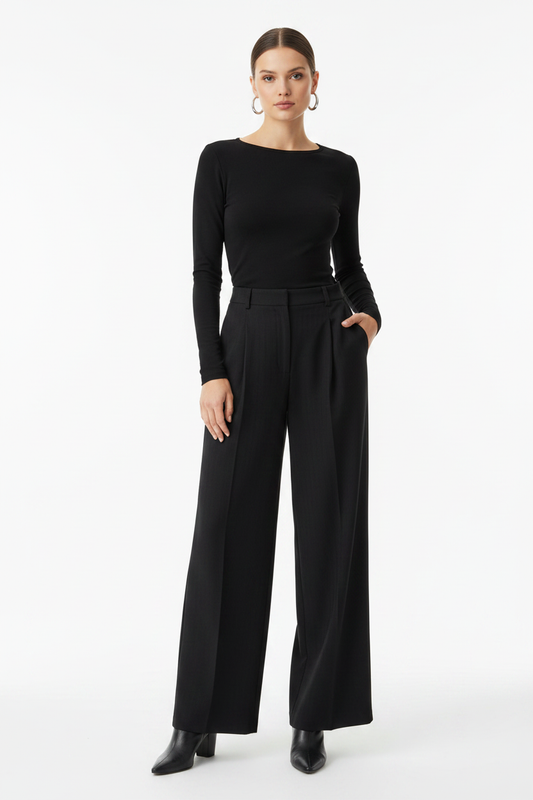 Model draagt zwarte geklede wide-leg broek Lulumary