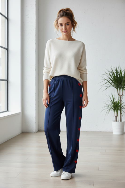 Model draagt blauwe broek met hartjes aan de zijkant - speelse look