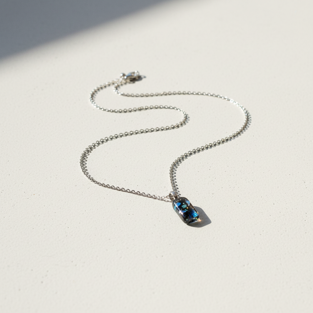 Lucy glass pendant necklace - flat lay productfoto