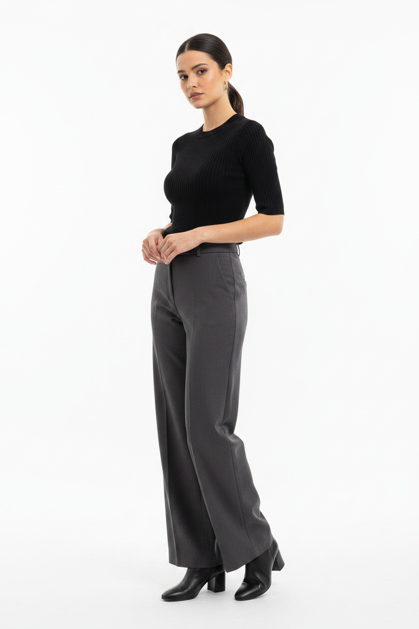 Top C&S zwart geribbeld met stretch — modelfoto