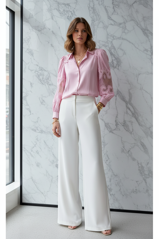 Model in Blouse met Kant Elli White roze met kant borduursel op schouders en mouwen — editorial stijl