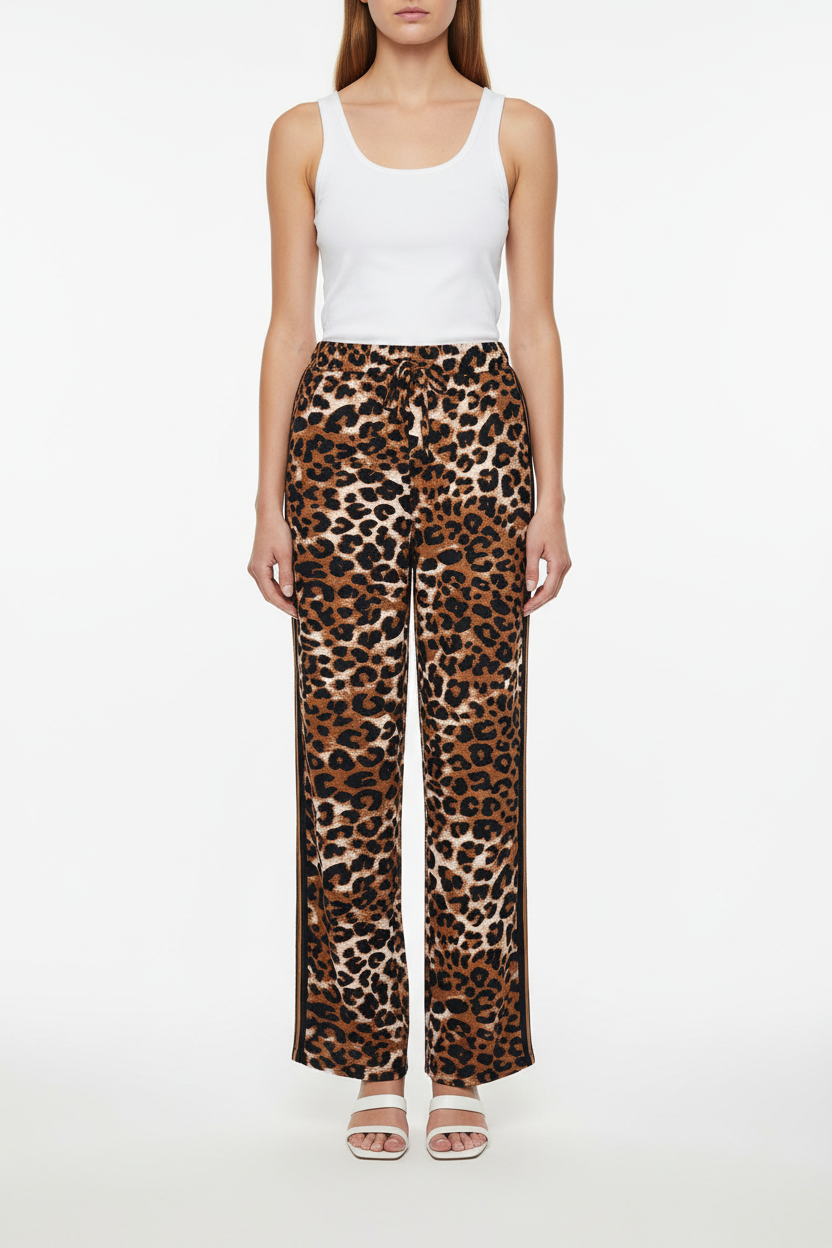 Model draagt wild leopard trousers met strepen - catalogusfoto