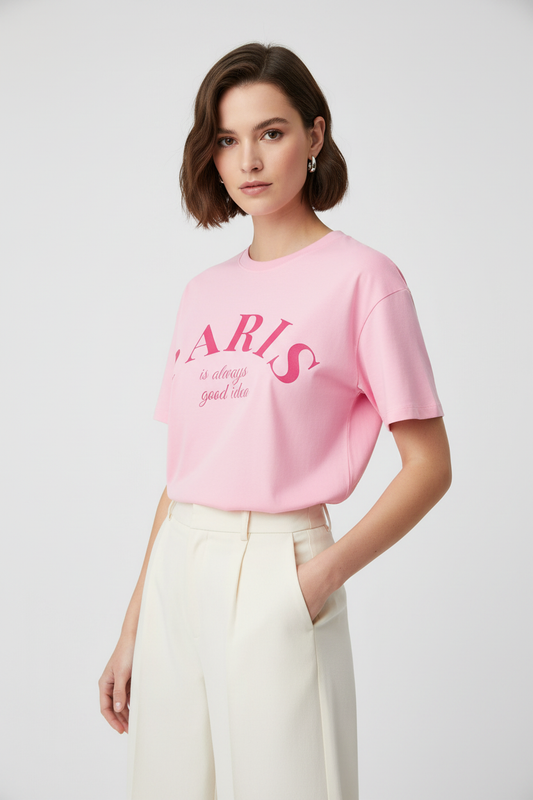 Model draagt Paris t-shirt - casual elegante look