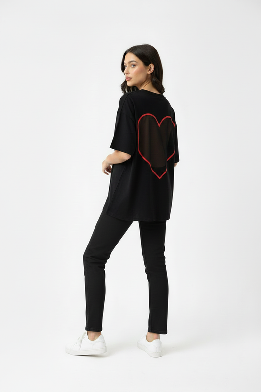 Model draagt de Shirt Made in Italy Love in zwart, achterkant met hartprint