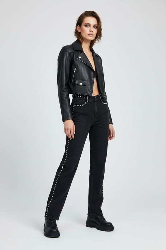 Model draagt Gimme studs jeans - edgy look met studs details