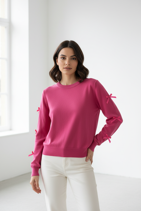 Model draagt fuchsia gebreide trui Gimme met satijnen strikjes op de mouwen