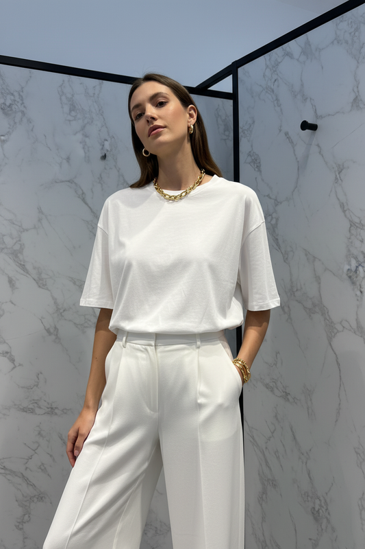 Model in Shirt Gimme Love Machine wit oversized — editorial stijl
