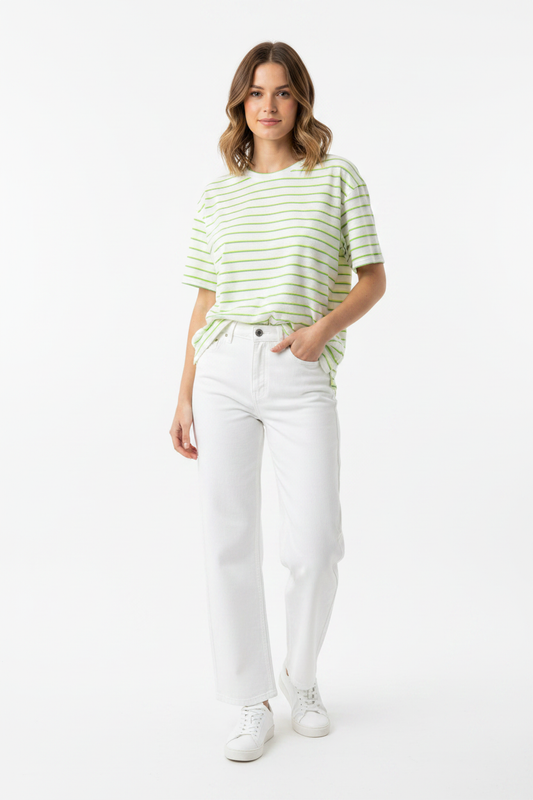 Model draagt het Shirt You Passion in wit met groene strepen