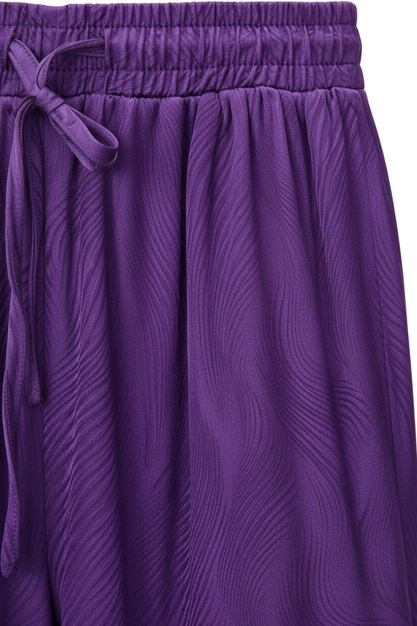 Satijnen broek met print - close-up detail glans en patroon