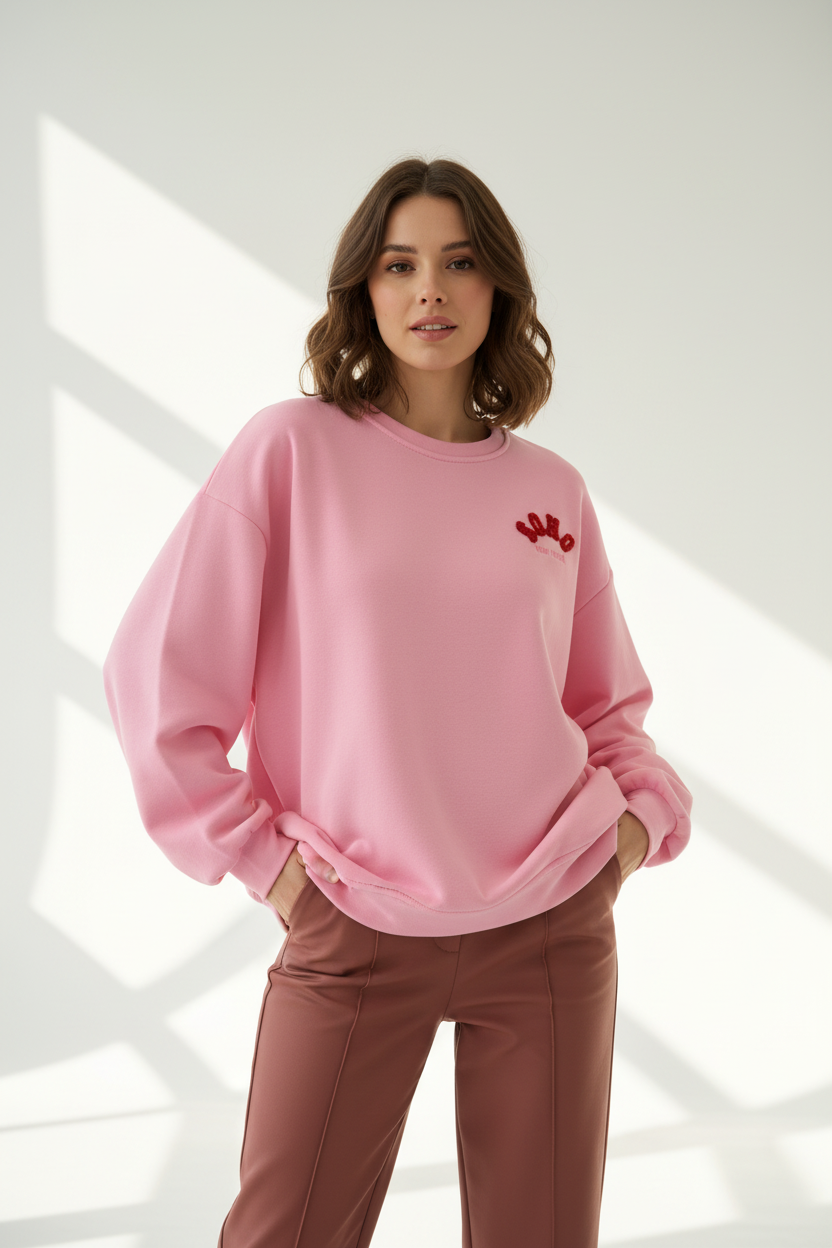 Model draagt roze oversized Soho sweater Youpassion met rood New York logo
