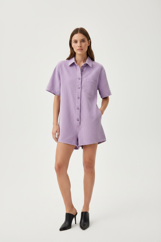Model in lila gewassen denim playsuit Feelkoo - Amazing Wardrobe