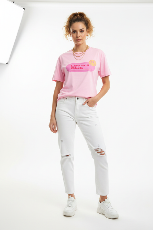 Model draagt Lovers Club top in pink - trendy look