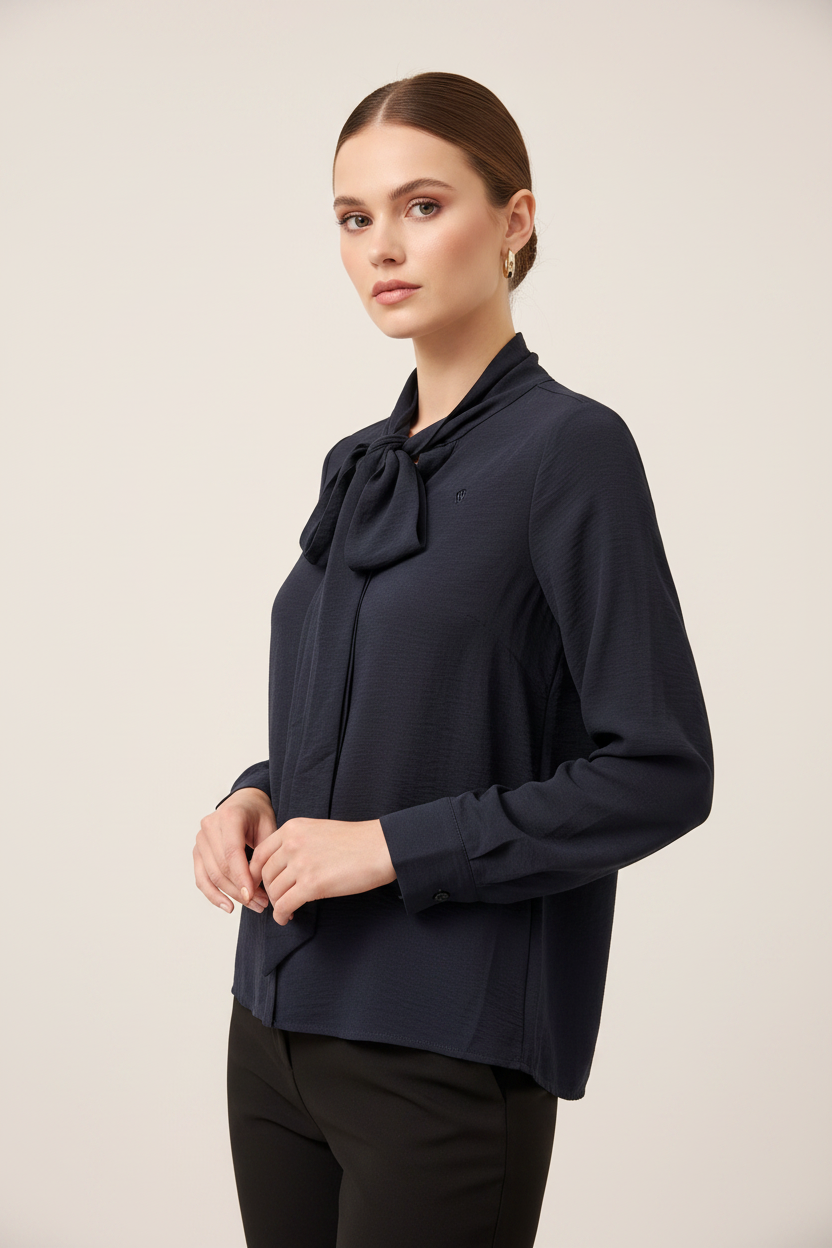 Blouse C&S navy donkerblauw met strikdetail — modelfoto