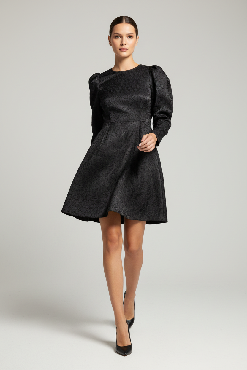 Model draagt Vero Moda kleedje - minimalistisch elegant