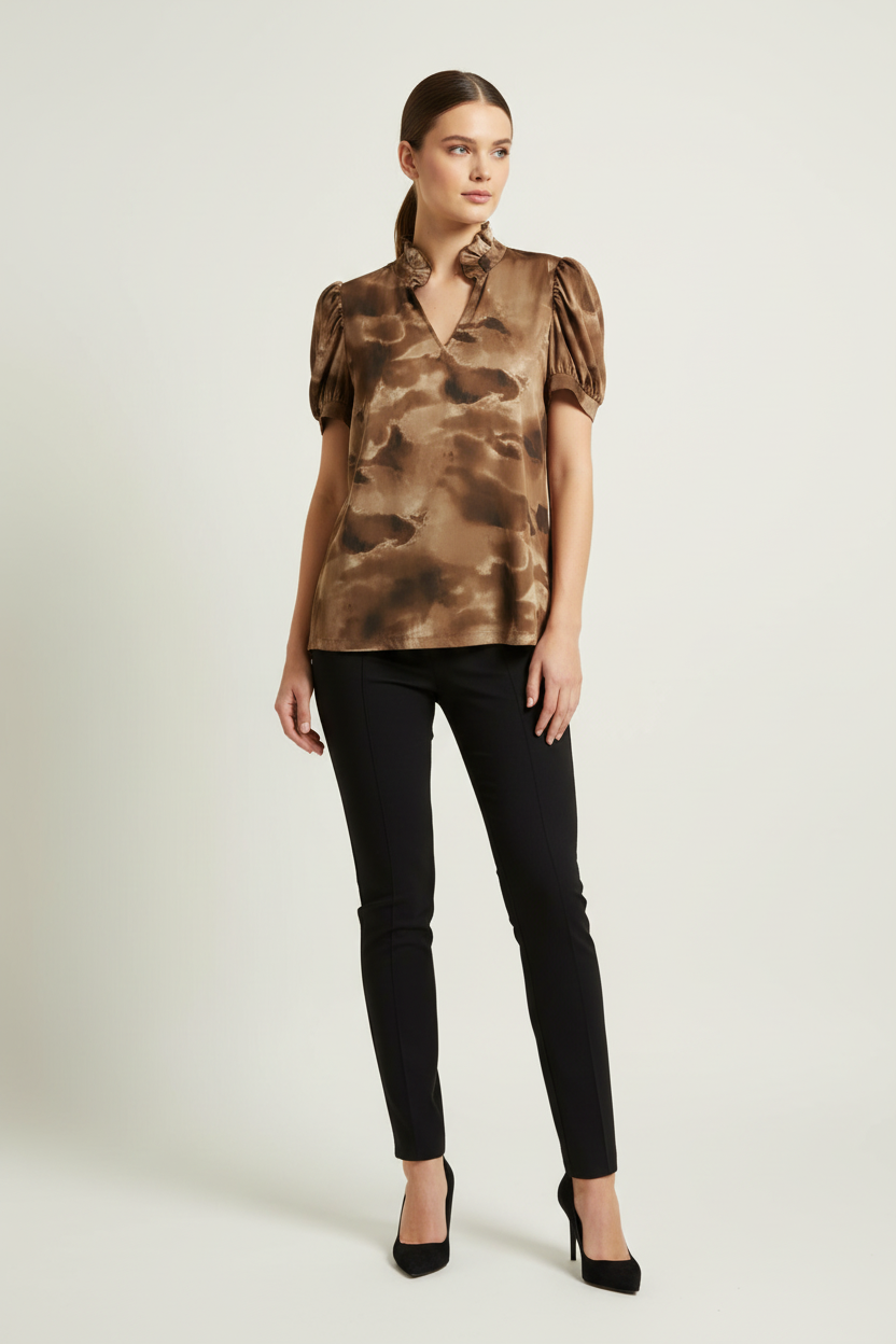 Model draagt Mooij top - elegante look