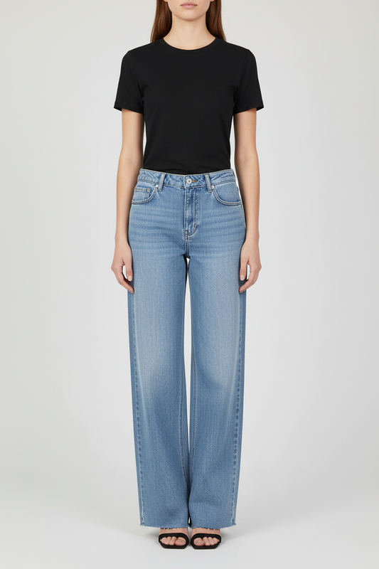 Model draagt jeans the icon fit blue - catalogusfoto