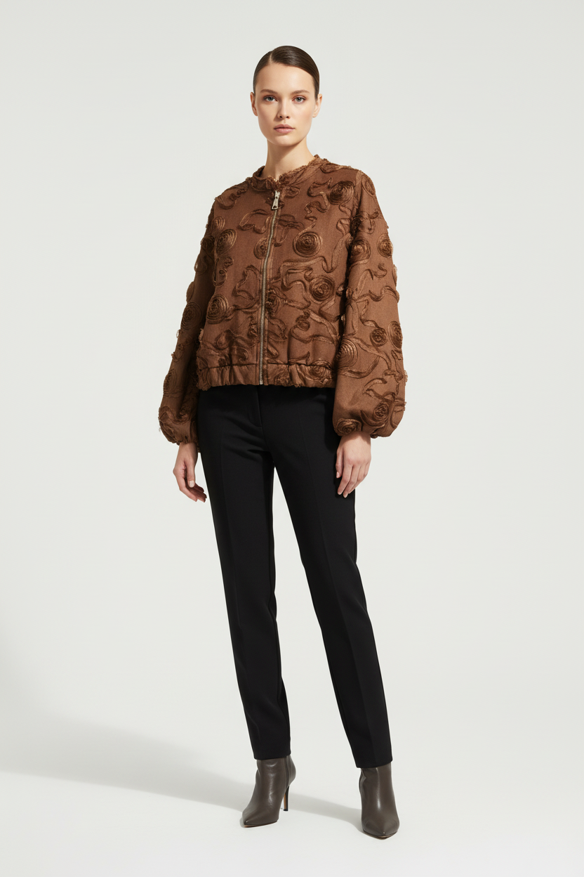 Model draagt Just Woman vest met lange mouwen - minimalistisch elegant