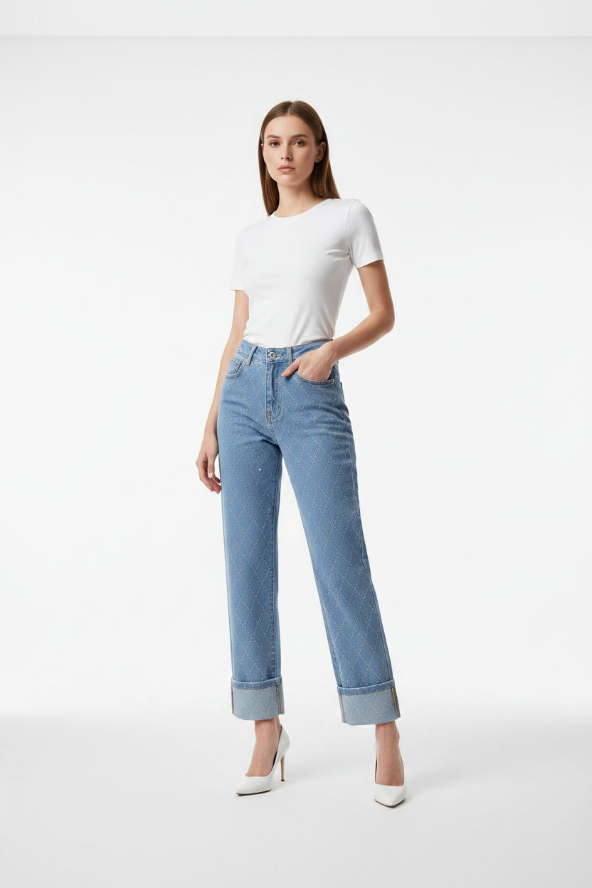 Model in lichtblauwe glitter ruitpatroon jeans Miss Bon met wit topje en witte hakken