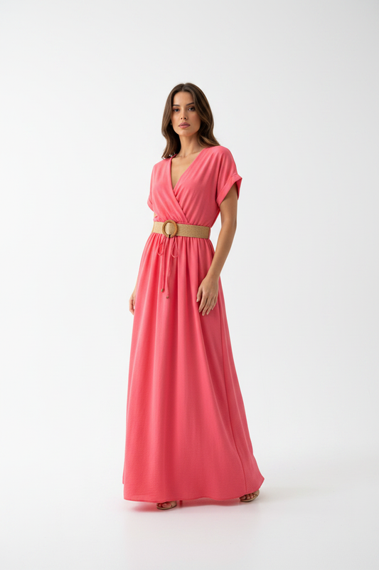 Model in koraalroze maxi-jurk met gouden riem - Amazing Wardrobe