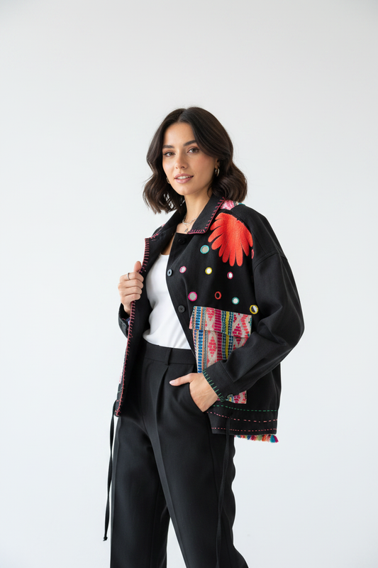Model draagt zwart vest Gold & Silver met kleurrijke borduurwerken en spiegeltjes
