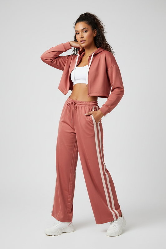 Model draagt terracotta sporty broek Gimme met witte strepen