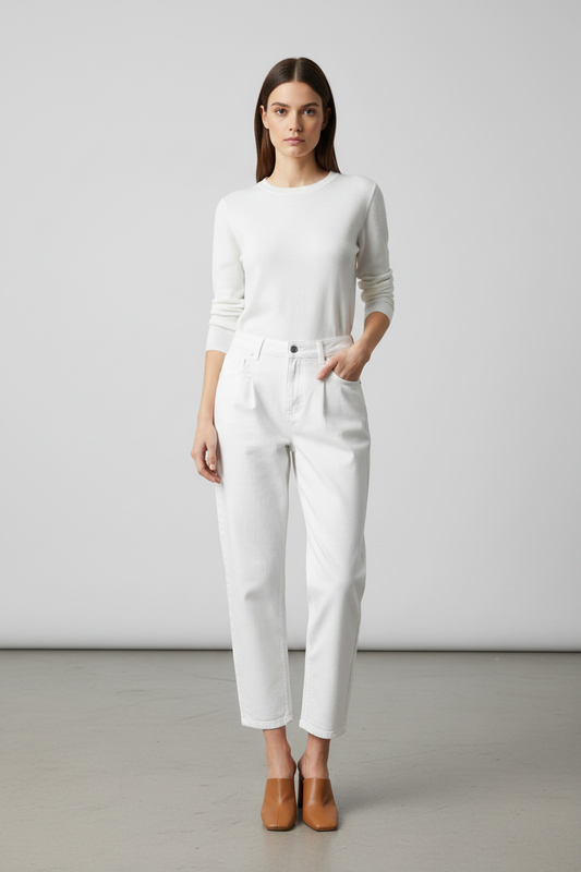 Model draagt witte relaxed jeans Rich Star