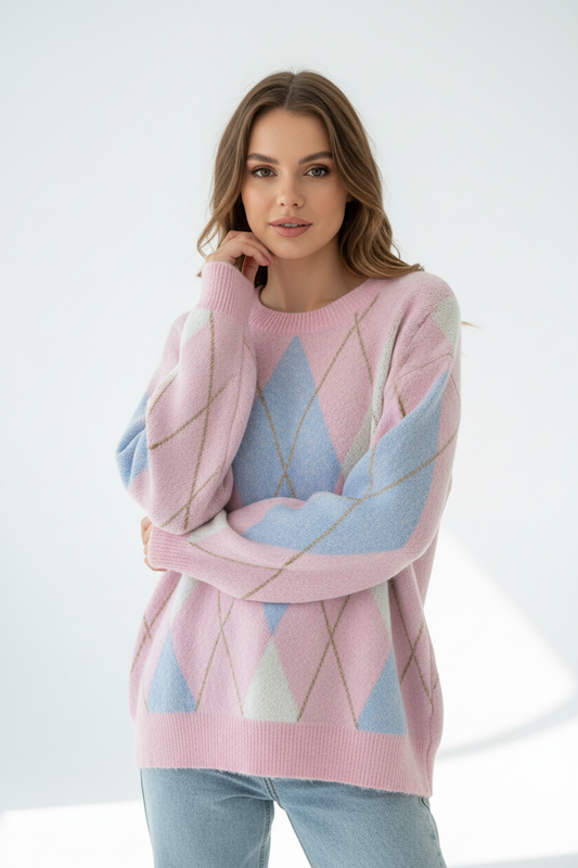 Model draagt roze gebreide trui Just Woman met argyle ruitpatroon en gouden details